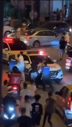 Bayrampaşada kendilerini uyaran polislere saldıran şüpheliler yakalandı