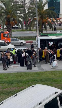 Fatihte otomobil İETT otobüsüne çarptı: 3’ü çocuk 8 yaralı