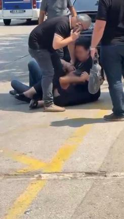 Yolda karşılaştığı eski kocasını ailemi dolandırdın deyip darbetti