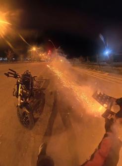 Havai fişekleri peş peşe arkadaşlarının üzerine ateşledi, o anlar kamerada