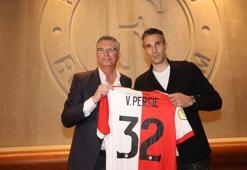 Robin van Persie imzayı attı