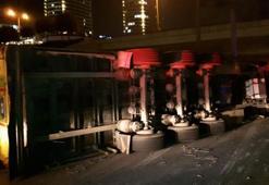 Kontrolden çıkan kağıt bobin yüklü TIR devrildi; 2 yaralı