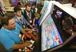 Binlerce oyun tutkunu akın akın oraya gitti