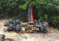 Trabzon'da sel suları, dev kamyonu dereye böyle sürükledi