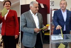 Siyasiler oylarını kullandı