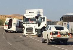 Van'da hasta taşıyan ambulansla TIR çarpıştı: 4 yaralı