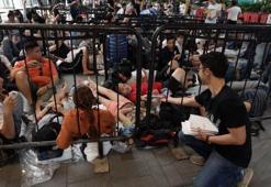 Apple'ın Çinli rakibi yeni iPhone için kuyrukta bekleyenlerle fena dalga geçti!