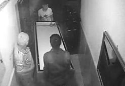 32 yerinden bıçaklayarak öldürdü, bazaya koyup binadan çıkardı