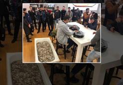 Bir küvet dolusu bozuk parayla iPhone satın aldı!