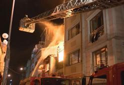 Beyoğlu'nda 3 katlı bina alev alev yandı