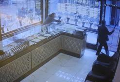 Balıkesirde kuyumcu, silahlı soyguncuyu sopayla kovaladı