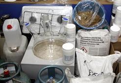 Okul yanındaki uyuşturucu imalathanesine polis baskını