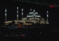 Çamlıca Camii'ndeki ışık testleri görsel şölen oluşturdu