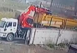 Başakşehir'de tır dorsesi vinçle çalındı