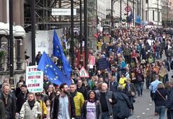 İngiltere'de dev ''Brexit'i halka bırakın'' yürüyüşü