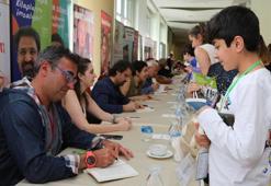 Genç yazar adayları usta yazarlardan sertifikalarını aldı