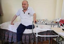 Ayak parmağının kesilmesini beklerken bacağından oldu