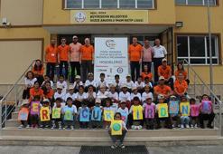 Anne babalar bahçede çocuklar okulda