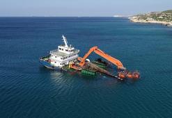 Bozcaada'da yarı batık şekilde karaya oturan gemi için çalışmalar başladı