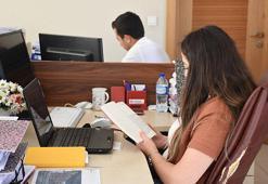 Belediye çalışanları güne kitap okuyarak başlıyor