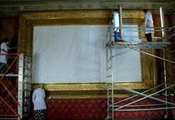 Dolmabahçe Sarayı'ndaki en büyük altın varak çerçeveli tablo restorasyonda