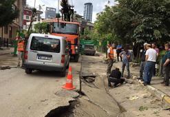 Ataşehir'de yol çöktü, çukura düşen otomobili vinç çıkardı