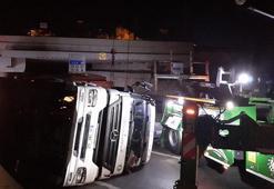 Tren yolundaki köprüye çarpan tır devrildi: 1 yaralı