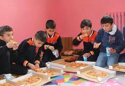 Sınır köyündeki öğrencilere pizza sürprizi