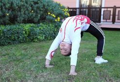 Elleri üzerinde yürürken başladığı halterde Avrupa şampiyonu oldu