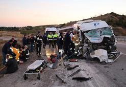 Çanakkale'de işçi minibüsü vince çarptı: 15 yaralı