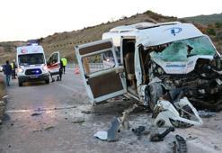 Çanakkale'de işçi minibüsü vince çarptı: 15 yaralı