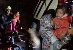 Kağıthanede yangın; anne ile 2 çocuğu kurtarıldı