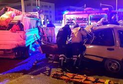 Kırmızı ışıkta bekleyen kamyonete otomobil çarptı: 2 yaralı