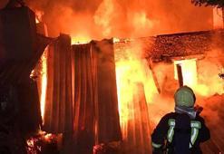 2 katlı ev, 3,5 saatlik yangında kül oldu