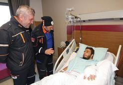 AFAD ekibi depremden 17 saat sonra kurtardıkları aileyi ziyaret etti