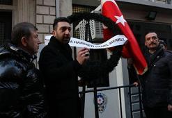 Yunanistan Başkonsolosluğu'na siyah çelenk bıraktılar
