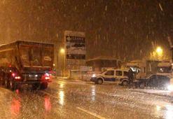 Manisa'da kar yağışı ulaşımı engelledi