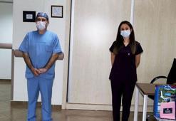 Koronavirüsü yenen 2 hemşire alkışlarla göreve döndü