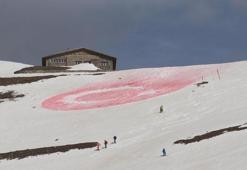 Palandöken'in karlı zirvesi Türk bayrağına boyandı