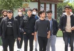 Gençler dışarı çıktı; sosyal mesafeye uymadılar