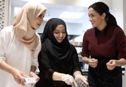 Meghan Markle Grenfell Kulesi’nde ölenleri andı, Müslüman kadınlara teşekkür etti
