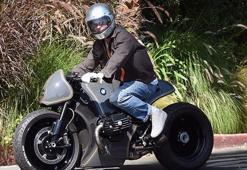 ABD'li ünlü aktör Brad Pitt, Angelina Jolie’nin evinden çıkarken görüntülendi