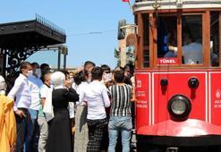 İstiklal Caddesi'nde maskesiz mesafesiz bayram yoğunluğu