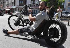 Kendi tasarladığı bisikletle, yollarda ilgi odağı oldu