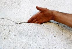 Duvarlarında çatlak oluşan evlerde korkuyla yaşıyorlar