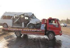 Diyarbakır'da işçi minibüsü direğe çarptı: 2 ölü, 20 yaralı