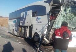 Sivas'ta yolcu otobüsü TIR'a arkadan çarptı: 6 yaralı