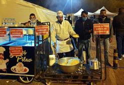 Seyyar satıcılar, depremzedelere tavuklu pilav ve ayran dağıttı