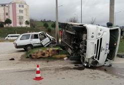 Çanakkale’de servis minibüsü ile otomobil çarpıştı: 1 ölü, 4 yaralı