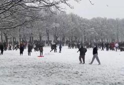 Londra’da koronavirüsü hiçe sayan onlarca kişi kartopu savaşı yaptı
